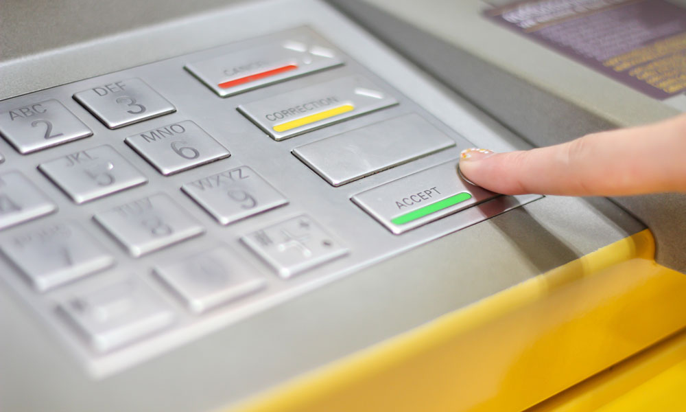 Kredittkort: Disse har uttaksgebyr og disse krever rente fra uttaksdato